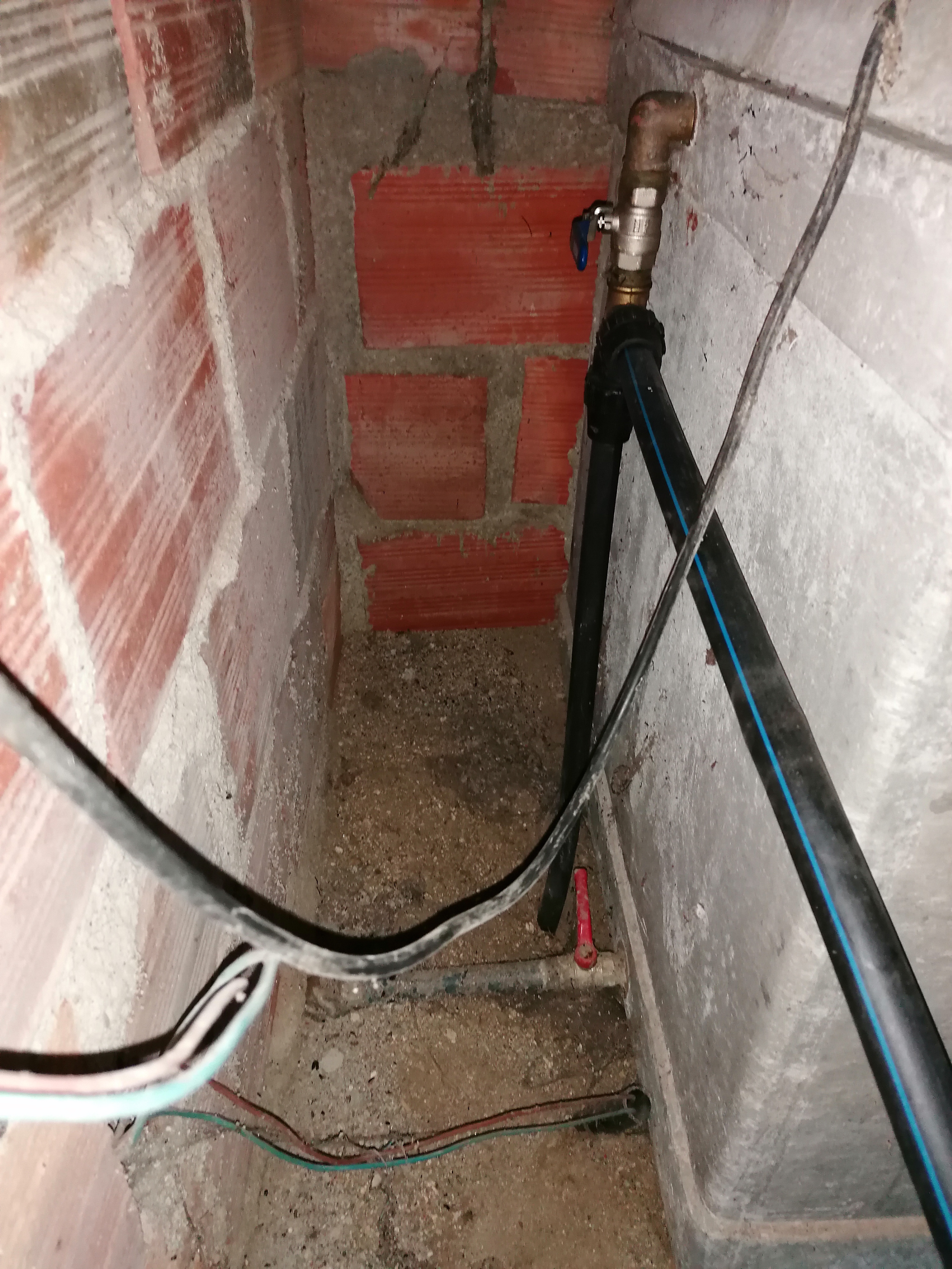 Entrada e saída de água do depósito