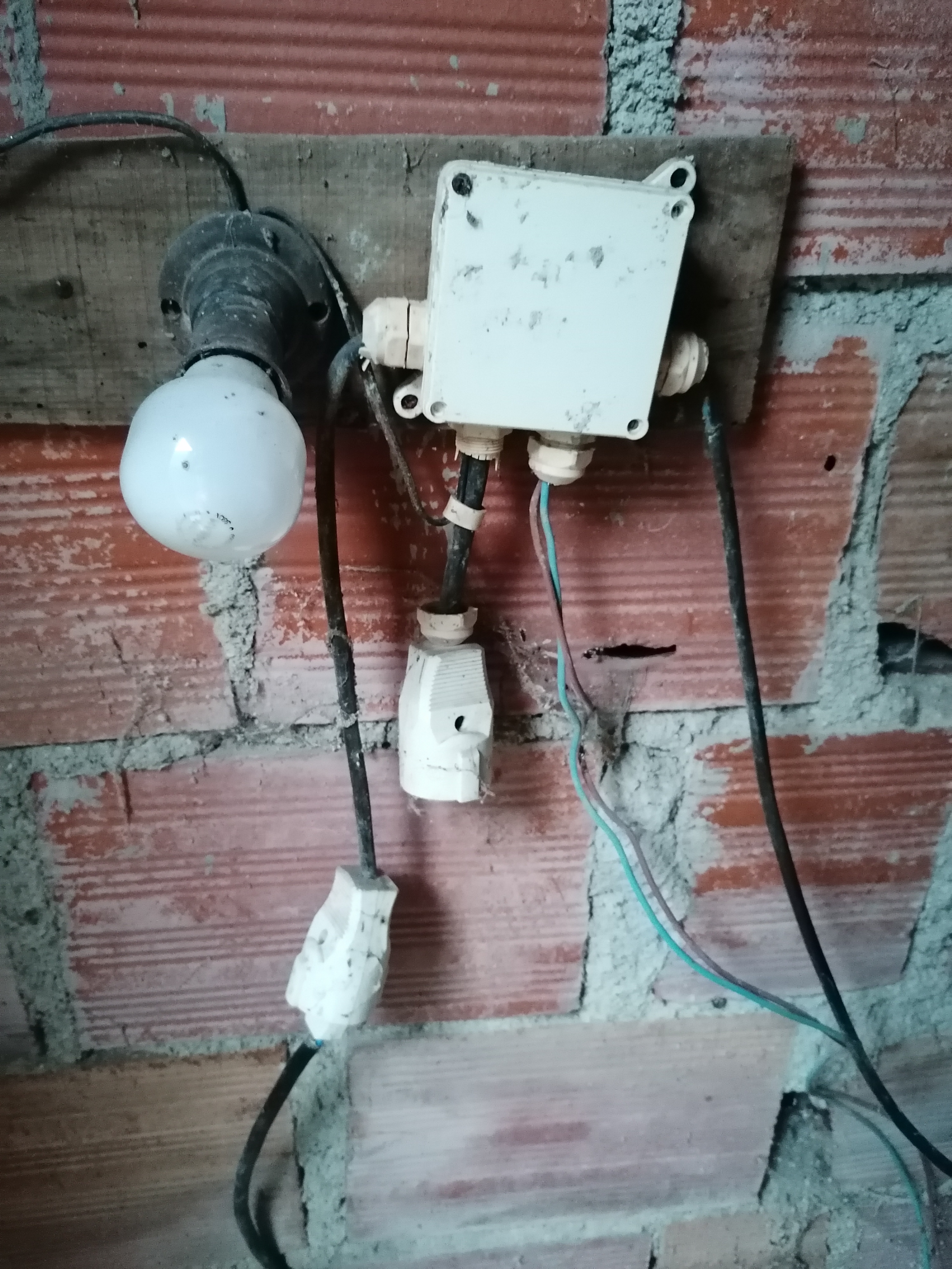 Ligação eléctica do motor e do quadro do furo